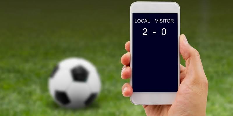Score information helps viewers follow and analyze the match effectively.
